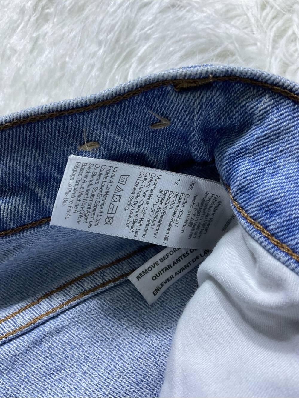 Madewell The Perfect Vintage Jean in Coney Wash: Destroyed Edition - Picture 5 of 6
